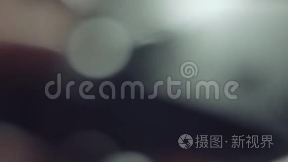 使用gamepad进行电脑游戏，概念非常特写和软焦.. 玩电子游戏