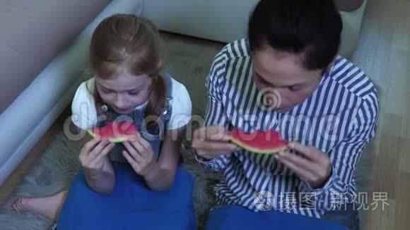 家人在地板上吃西瓜