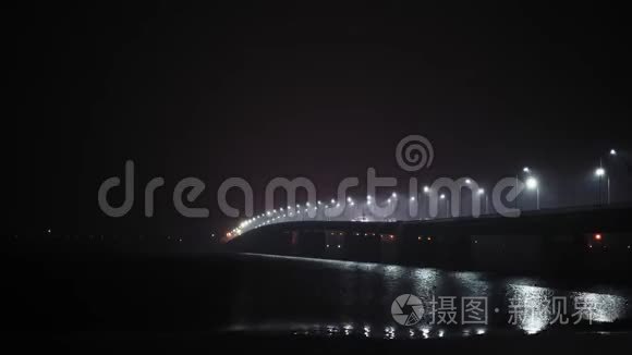 加速运动，夜间在冬季河流运输中移动过桥景