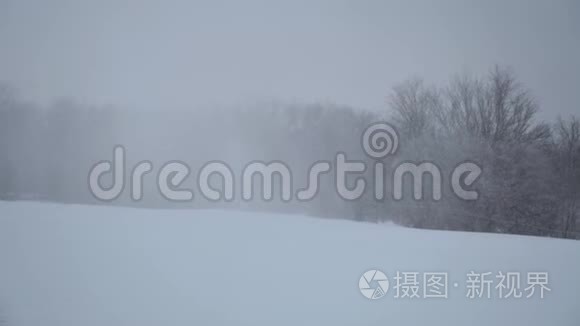 冬季景观有雪场和风暴云慢运动视频