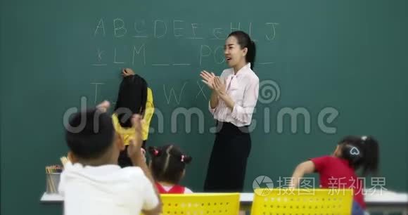 教师与学生一起玩填空游戏。