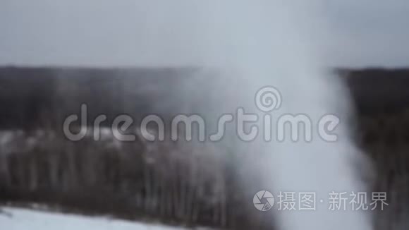 雪山人工雪流视频