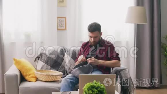 坐在沙发上编织的人的盘视频