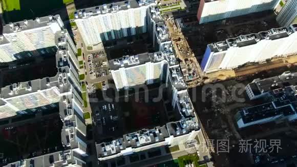 现代城市住宅小区房屋建设.. 动作。 多层建筑附近的建筑工地