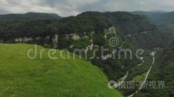 鸟瞰峡谷中的悬崖，河流流过它。 山区的夏季景观