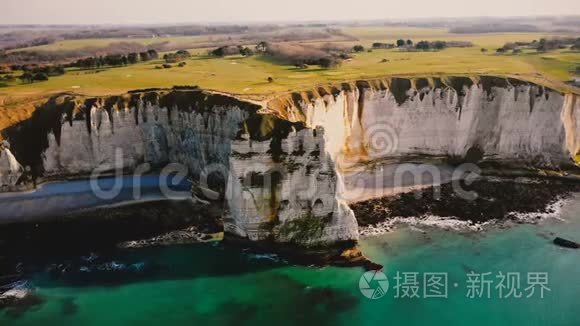 在诺曼底埃特雷塔附近的日落阳光下，在田园诗般的蔚蓝海岸和史诗般的白色粉笔悬崖峭壁上飞翔。