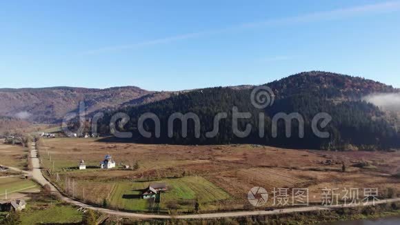 乌克兰喀尔巴阡山脉的空中乡村景色。 秋天。 4k型起重机