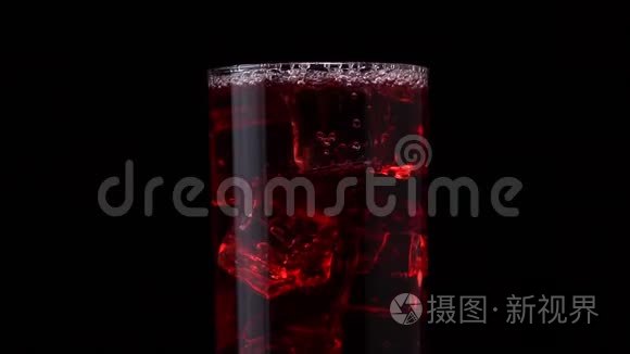 将浆果汁或酒精饮料倒入玻璃杯中