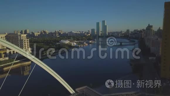 蓝色的河流，有美丽的桥梁。 阿斯塔纳市