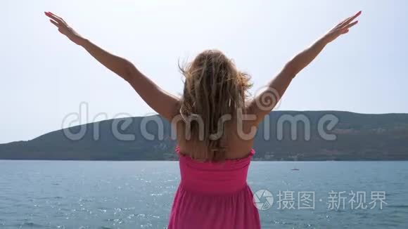 快乐的黑发女人站起来举起手臂视频