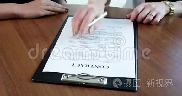 商业女性签约合同视频