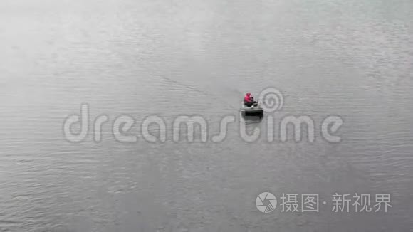 一个坐橡皮船的渔夫在河上游泳视频