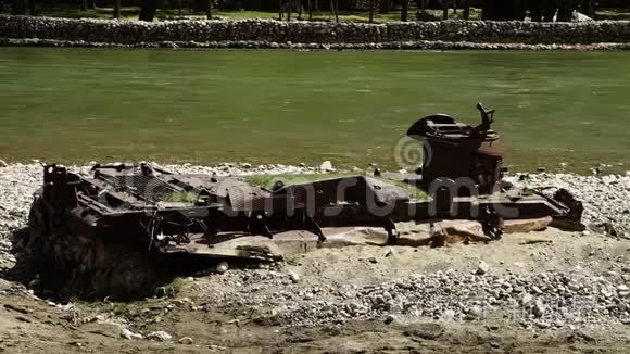 靠近河边的金属废料视频