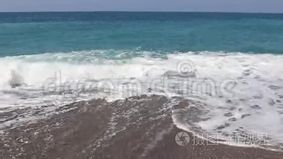 地中海安塔利亚海滩的海浪