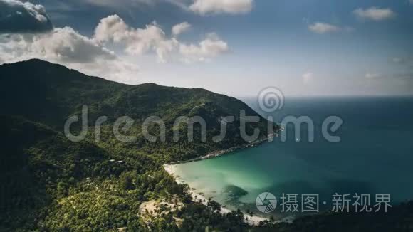 高山与海之间的柯法根沙滩视频