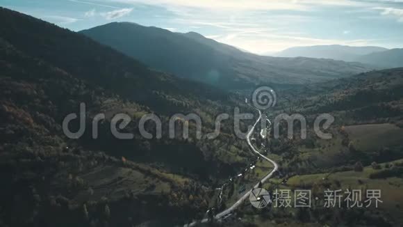 路与山峦之间的瘦山涧交织视频