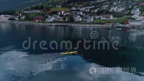 飞艇在峡湾水上黄色皮艇视频