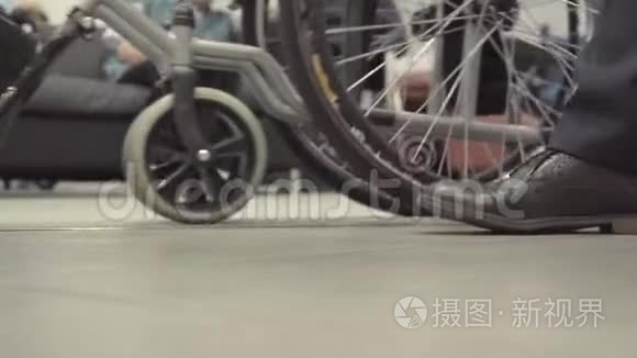 低角度视角的轮椅视频