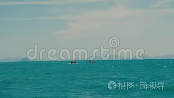 两艘漂浮在海上的小渔船的景色视频