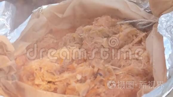 圣诞市场上的食品摊炖泡菜视频