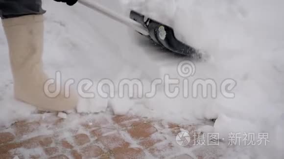 雪后用铲子清理雪道的人的特写视频