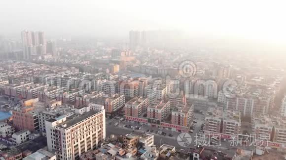 空中摄影。 在典型的中国地区上空飞行的无人机。 在框架里有很多类似的房子。 光的黎明时分