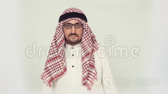 办公室里的现代阿拉伯人。 这个人有明显的民族标志棕色的眼睛和胡须。 戴眼镜的阿拉伯人侧着身子