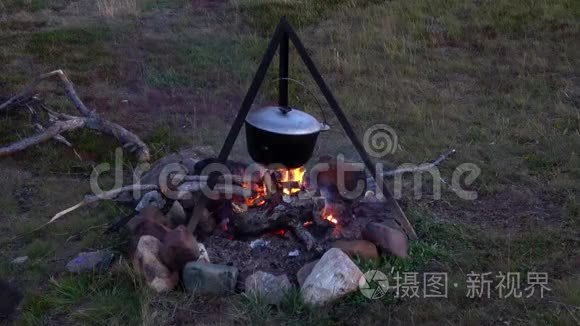 锅在火上加热。 在探险队做饭