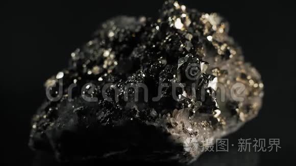 黑色背景下的大型山矿视频