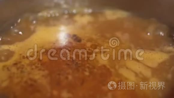 用自制的开胃美味的罗宋汤，在平底锅中煮沸，制作一个锅的特写镜头。