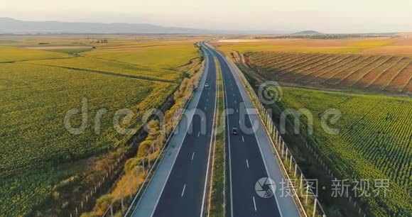 日落时可在高速公路旅行车和农田上空看到空中景色