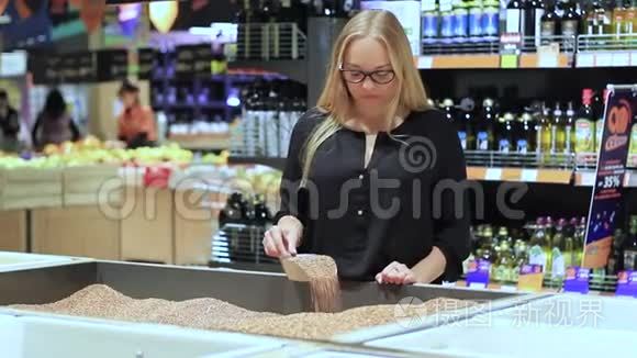 女孩在超市里选择荞麦粥视频