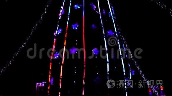 圣诞树圣诞树用黑色背景灯闪烁视频