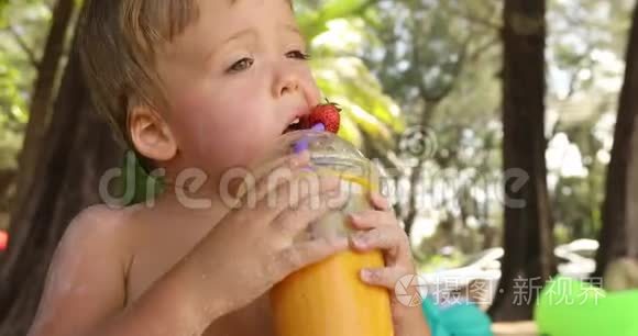 有趣的孩子在热带喝新鲜水果视频