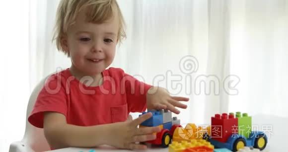 特写幼儿双手玩彩色塑料砖