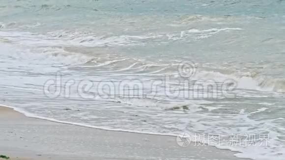 海上海岸线上的波浪视频