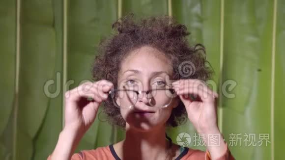 女人戴处方眼镜视频