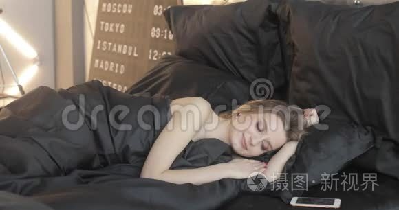 美丽浪漫的女人躺在她房间里的床上，慢动作。