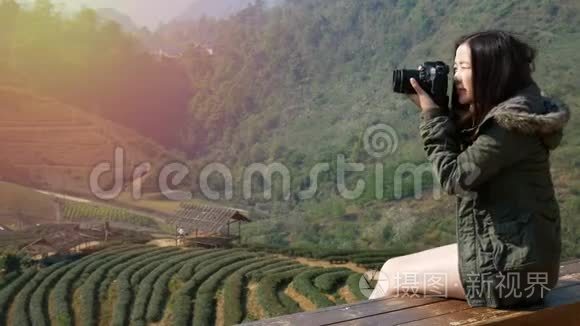 4K镜头，快乐的亚洲旅游妇女在亚洲茶园用数码相机拍摄美丽的大自然