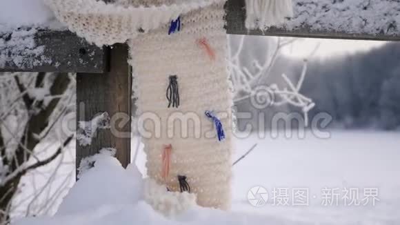 冬天用针织围巾包裹的木栅栏视频
