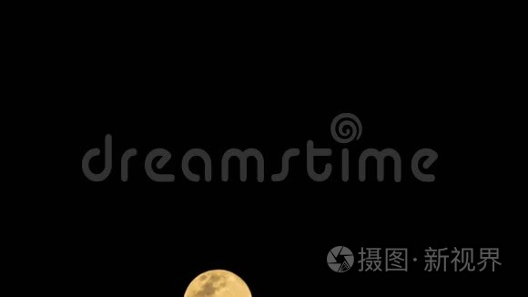 满月在夜空中飞翔的时间流逝