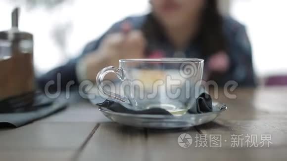 把绿茶倒进杯里