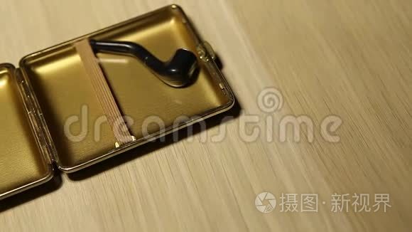 金烟盒烟斗木桌无人高清录像视频