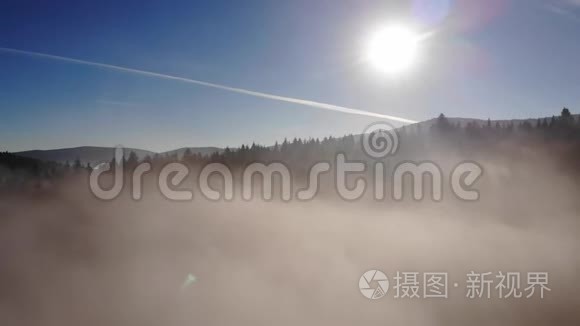 晨雾笼罩树林和山脉喀尔巴阡山脉，阳光明媚.. 秋天，早晨