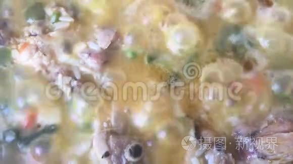 锅中煮米饭和鸡肉视频