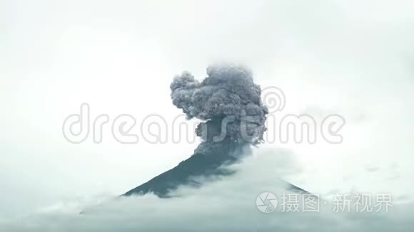 火山灰云团从火山喷发的时间流逝进入天空