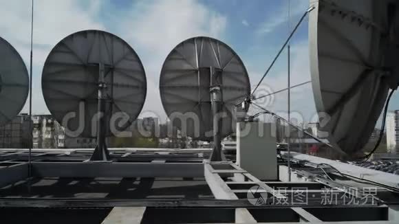 屋顶上的工业卫星天线视频