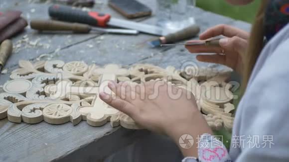 女孩雕刻木制视频