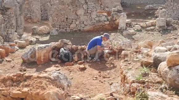 年轻的考古学家在考古遗址工作视频