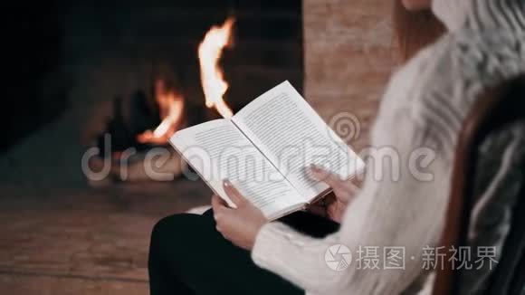 一本由砖块砌成的壁炉旁的女书视频